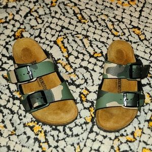 Like New Birkenstock kids Camo size 28 (10-10.5)